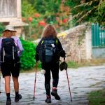 Varios peregrinos a su paso por la localidad gallega de Palas de Rei durante su peregrinaicón por el Camino de Santiago. Galicia quedará este jueves bajo influencia anticiclónica, de forma que la jornada será de tiempo seco con cielos nublados al norte y niebla en el interior por la mañana. EFE/ Eliseo Trigo