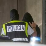 Agentes de la Policía Nacional con un detenido en una foto de archivo