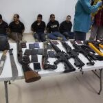 Tres colombianos muertos, dos haitiano-estadounidenses y 15 supuestos sicarios de la misma nacionalidad arrestados y ocho personas fugadas, ese es el balance. AP