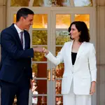 -FOTODELDIA- GRAF67935. MADRID, 09/07/2021.- El presidente del Gobierno, Pedro Sánchez (i) recibe a la presidenta de la Comunidad de Madrid, Isabel Díaz Ayuso (d) este viernes en el Palacio de La Moncloa en un clima de tensión entre ambas administraciones por los recientes indultos del procés o las diferencias a la hora de gestionar la pandemia de la covid-19. EFE/J.J. Guillén