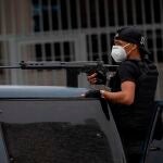 La ministra también aseguró que en la operación han incautado “un arsenal militar de guerra” que incluye cartuchos para ametralladoras y otro armamento pesado. EFE
