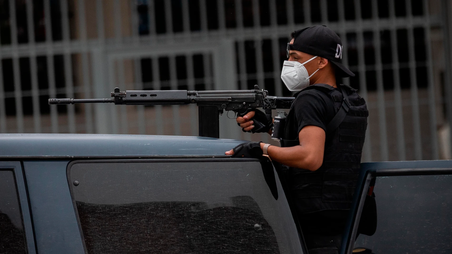 La ministra también aseguró que en la operación han incautado “un arsenal militar de guerra” que incluye cartuchos para ametralladoras y otro armamento pesado. EFE