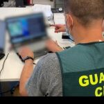 Uno de los agentes examina los sistemas fraudulentos utilizados por los estafadores