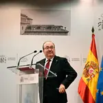 El nuevo ministro de Cultura y Deportes, Miquel Iceta, durante su discurso en el traspaso de cartera de manos de su antecesor, José Manuel Rodríguez Uribes