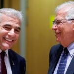 El ministro de Asunto Exteriores israelí, Yair Lapid, junto al Alto Representante de la UE, Josep Borrell, este lunes en Bruselas