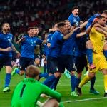 Los jugadores italianos se muestran eufóricos tras vencer a Inglaterra en los penaltis en Wembley
