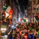 Aficionados celebraban la victoria de la selección italiana en la final de la Eurocopa contra Inglaterra en las calles de Milán.