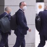 El ex secretario de Estado de Seguridad Francisco Martínez (2i) se dirige a la Audiencia Nacional para declarar sobre la 'Operación Kitchen'