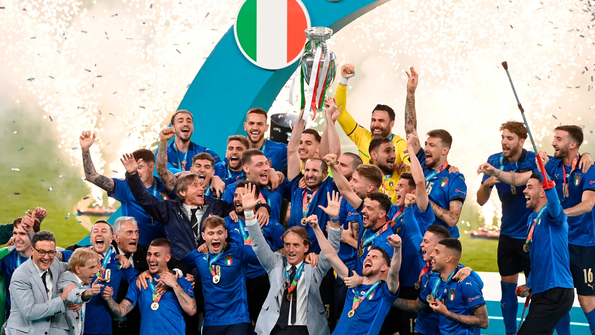 Los jugadores italinaos celebran la victoria ante Inglaterra, al término del partido de la Eurocopa 2020 disputada este domingo entre Italia e Inglaterra en el estadio de Wembley