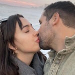 Ivana Rodríguez, hermana de Georgina, y su prometido, el escultor Carlos García.