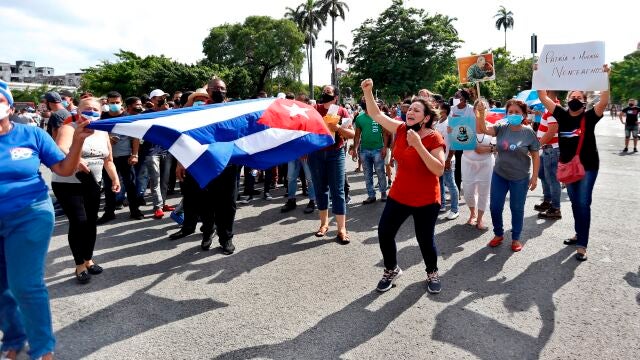 Un grupo de personas responden a manifestantes frente al capitolio de Cuba hoy, en La Habana (Cuba).