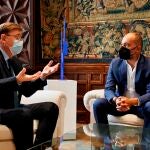 El president de la Generalitat, Ximo Puig (izqda), conversa con el presidente de Riegos de Levante, Javier Berenguer, durante la reunión que mantienen este lunes