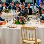 El presidente de la Junta de Andalucía, Juanma Moreno (i) y el alcalde de Sevilla y candidato socialista a la Presidencia de la Junta, Juan Espadas. EFE/ Raúl Caro.