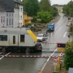 Captura del momento en el que un tren arrolla un coche en la localidad de Bertrange, Luxemburgo