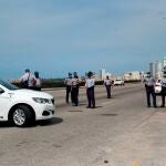 Un grupo de policías impide el paso por una zona del malecón habanero