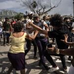 La muerte del manifestante de 36 años en una protesta en las inmediaciones de una comisaría del municipio de Arroyo Naranjo no es considerada «represión» por el régimen cubano. AP