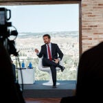 El presidente del PP de Castilla-La Mancha, Paco Núñez (i) junto al presidente del PP, Pablo Casado (c), durante la clausura la segunda sesión de las ‘Jornadas Reto Demográfico y despoblación rural’, a 12 de julio de 2021, en Toledo, (España). Casado ha celebrado hoy un nuevo foro-debate preparatorio de la Convención Nacional que el partido va a celebrar en Valencia en octubre y con los que está armando su proyecto alternativo al actual Gobierno. Este foro versa sobre reto demográfico pero tiene como telón de fondo la polémica sobre el consumo de carne a raíz de las declaraciones del ministro de Consumo.12 JULIO 2021;PP;DESPOBLACIÓN;PARTIDO POPULARMario Triviño / Europa Press12/07/2021