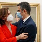 Carmen Calvo y Félix Bolaños se funden en un abrazo en el relevo "más amoroso" de los que se produjeron ayer