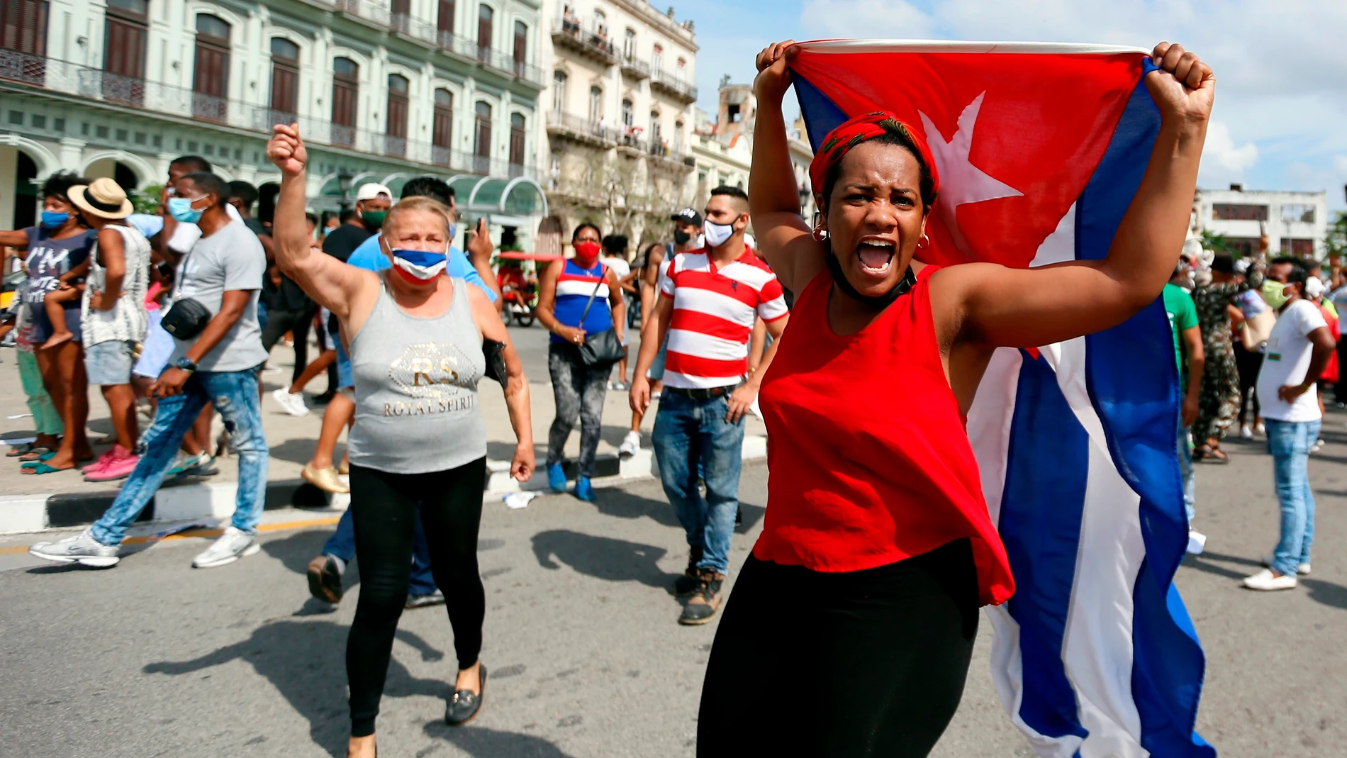 Miles de cubanos salieron este domingo a las calles de La Habana al grito de "libertad"