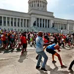 Personas se manifiestan frente al capitolio de Cuba hoy, en La Habana (Cuba). EFE