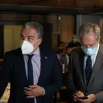 Los consejeros de la Presidencia, Administración Pública e Interior, Elías Bendodo, y de Transformación Económica, Industria, Conocimiento y Universidades, Rogelio Velasco. Eduardo Briones / Europa Press