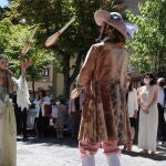 La presidenta de la Comunidad de Madrid, Isabel Díaz Ayuso (i) y la consejera de Cultura y Turismo por Ciudadanos Marta Rivera De la Cruz (d), asisten a una actuación teatral, antes de la presentación del I Festival Internacional de Verano de El Escorial.