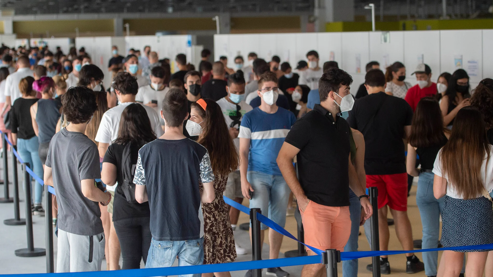Grupos de jóvenes acuden al Hospital Zendal para recibir la primera dosis de la vacuna Pfizer