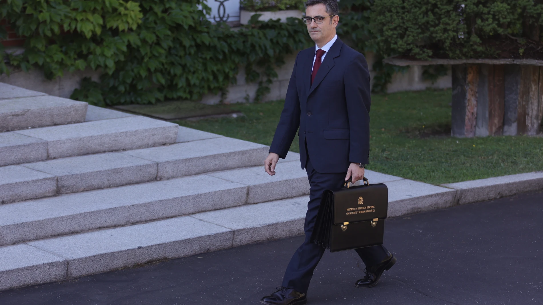 El ministro de la Presidencia, Relaciones con las Cortes y Memoria Democrática, Félix Bolaños, antes de participar en el primer Consejo de Ministros