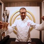 MADRID, 14/07/2021.- Arnau París, ganador de la novena edición de "MasterChef", posa con su estatuilla en el Restaurante MasterChef en Madrid. Trece semanas aderezadas con muchos delantales negros y su correspondiente paso por el foso han culminado para Arnau con el título de ganador de "MasterChef". Este barcelonés de 32 años, firme defensor del producto ecológico y de proximidad, afirma que no le gusta que le prohíban comer nada, pero sí apuesta por un consumo responsable. EFE/Javier Lizón
