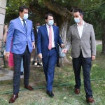 El presidente de la Junta de Castilla y León, Alfonso Fernández Mañueco, participa en la IX edición del Curso Universitario de Verano "Prensa y Poder". En la imagen junto a Ángel Ibáñez