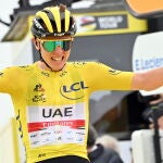 Tadej Pogacar celebra con rabia su victoria en la cima del Portet
