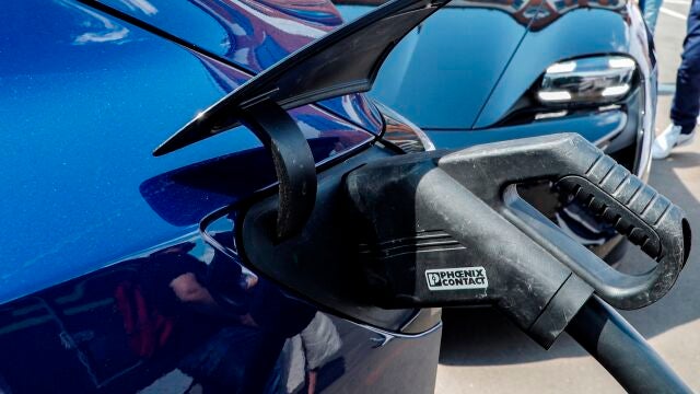 Un coche eléctrico en el momento de la carga