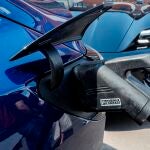Un coche eléctrico en el momento de la carga