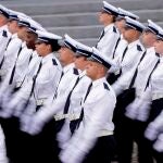 4.400 personas del contingente militar formaban parte de las tropas que descendieron a pie por la avenida en una mañana fresca, gris y con algunas gotas de lluvia. EFE