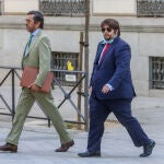 El perito ingeniero Javier Rubio (d), a su llegada a la Audiencia Nacional para declarar en el marco de la pieza "Kitchen" que se instruye en el "caso Villarejo"