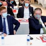 El presidente de la Generalitat, Ximo Puig (i), junto al presidente de AVE, Vicente Boluda, durante la asamblea general de la Asociación Valenciana de Empresarios (AVE), este miércoles en Valencia