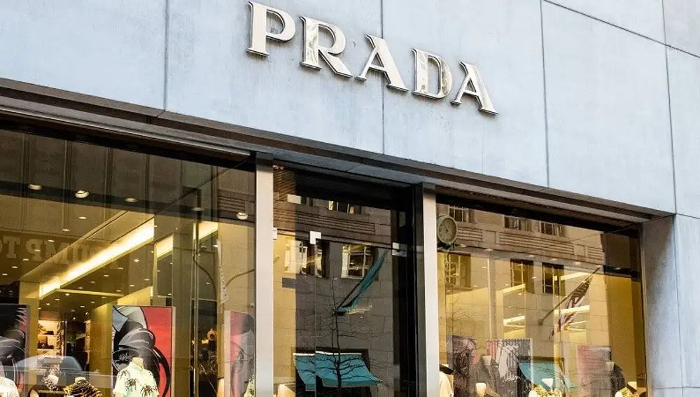Prada toma esta iniciativa para seguir brindando exclusividad y seguridad a sus clientes.