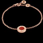Las pulseras de la firma combinan con los collares y broches que dan un toque sofisticado a los atuendos.