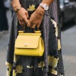 El bolso se distingue por su elegancia y tamaño.