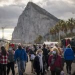 La Línea con el Peñón, de fondo