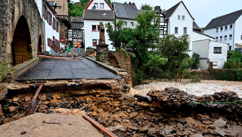 Una carretera dañada tras las inundaciones en Bad Muenstereifel, Alemania