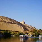 Barcos de paseo en uno de los márgenes del río Nilo. Barcos de paseo en uno de los márgenes del río Nilo.