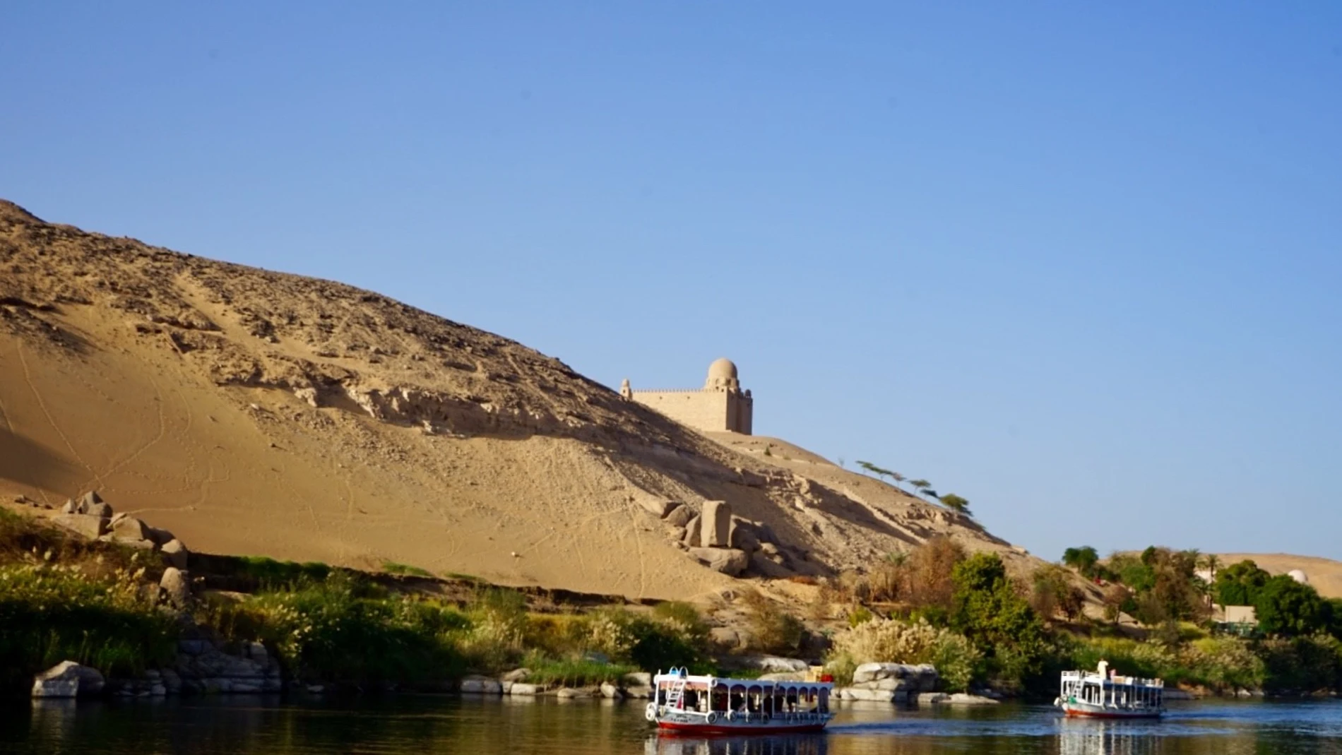 Barcos de paseo en uno de los márgenes del río Nilo.