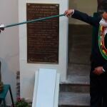 BOL21 LA PAZ (BOLIVIA).- 15/07/2021.- El presidente de Bolivia, Luis Arce, participa en los actos conmemorativos a la Revolución del 16 de julio, un levantamiento del siglo XIX contra la colonización española, en medio de previsiones por la pandemia que limitan las celebraciones habituales en La Paz. El acto central que consistió en el encendido de la tea que simboliza la libertad y una memorable proclama libertaria se celebró en la antigua casa del prócer Pedro Domingo Murillo, en el centro de la ciudad. EFE/Martin Alipaz