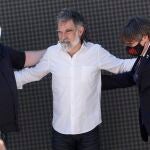 La plana mayor del independentismo, con el líder de ERC, Oriol Junqueras (i) y el presidente de JxCat, Carles Puigdemont (d), y el presidente de Omniun Cultural, Jordi Cuixart (c)