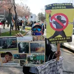 Cubanos protestan hoy para exigir la libertad de las personas encarceladas durante protestas en la isla, frente al Consulado de Cuba en Santiago de Chile