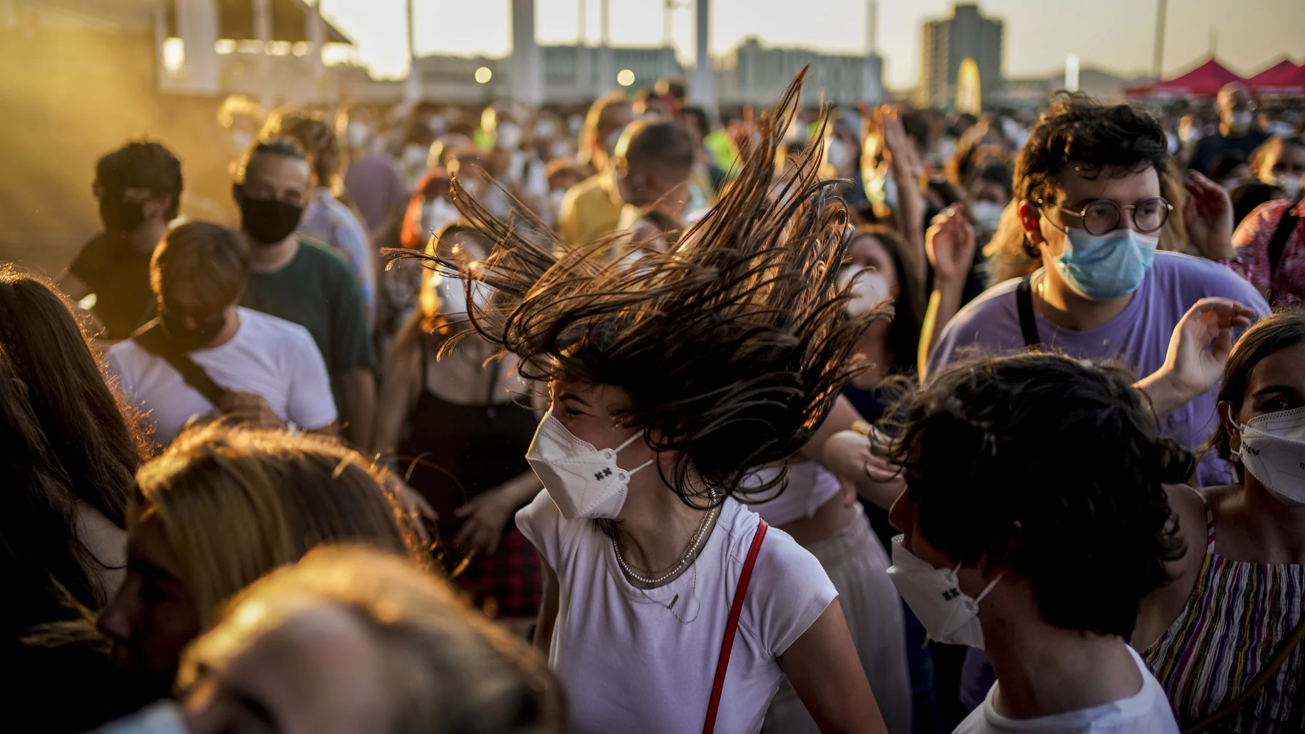 Los jóvenes sin vacunar han actuado como foco de propagación de los contagios con la llegada del periodo estival