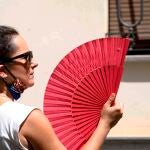 Una mujer se abanica en las calles de Córdoba. EFE/ Salas