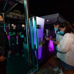 Personas esperan para poder acceder a un local en Sansenxo
