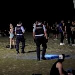 Miembros de los Mossos d´esquadra patrullan la playa de la Barceloneta en una noche de toque de queda. EFE/Alejandro García.